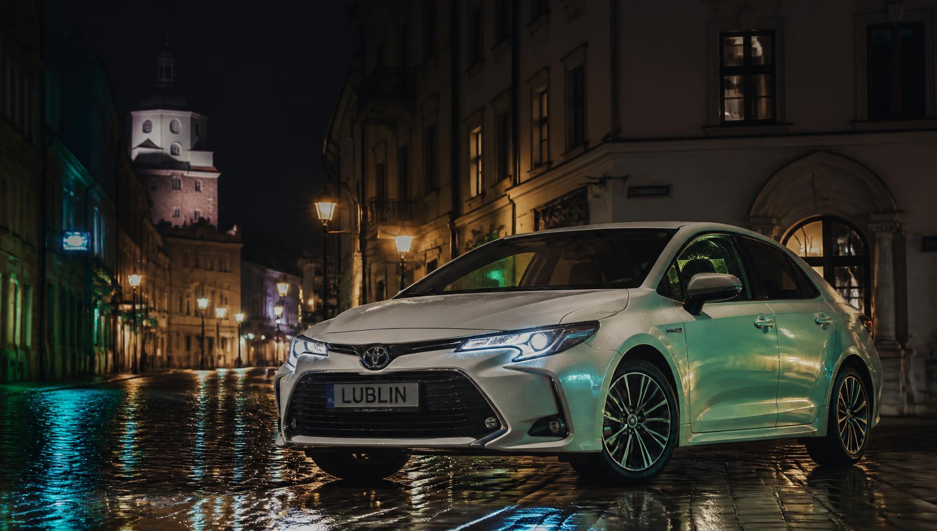 Hybrydowa Toyota z floty LEASE-UP na nocnych ulicach Lublina